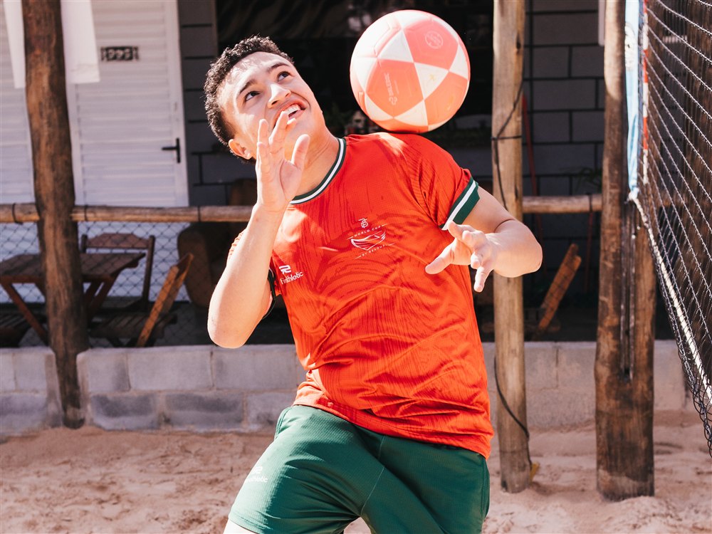 Biel Lopes, atleta de futevôlei do Team Sena